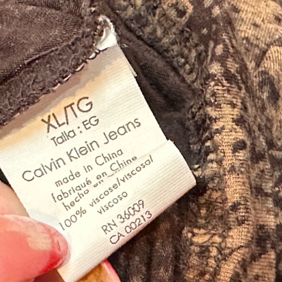 CalvinKlein Jeans Top XL long sleeve V-neck w/extra stitching, gathers@shoulder - Picture 7 of 7